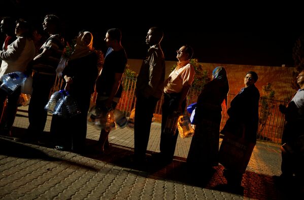 Люди стоят в очереди за водой в пригороде Ньюлендс в Кейптауне, Южная Африка - Sputnik Литва