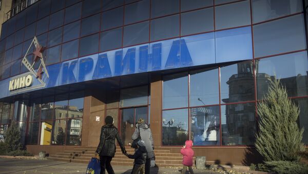 Кинотеатр Украина со следами старой вывески в городе Луганске - Sputnik Lietuva