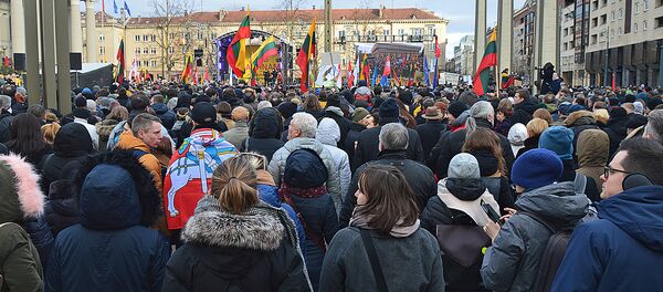 В Вильнюсе у здания литовского парламента прошел митинг из-за решения Сейма не лишать мандата депутата Миндаугаса Бастиса В Вильнюсе у здания литовского парламента прошел митинг из-за решения Сейма не лишать мандата депутата Миндаугаса Бастиса - Sputnik Литва