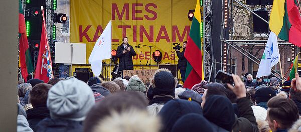 В Вильнюсе у здания литовского парламента прошел митинг из-за решения Сейма не лишать мандата депутата Миндаугаса Бастиса В Вильнюсе у здания литовского парламента прошел митинг из-за решения Сейма не лишать мандата депутата Миндаугаса Бастиса - Sputnik Lietuva