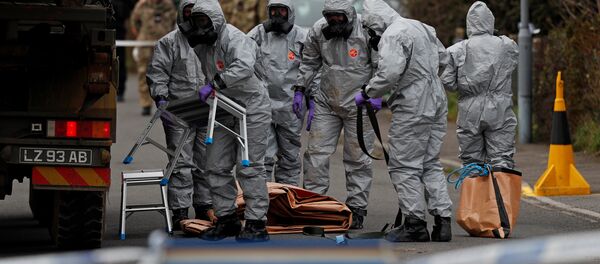 Британские военные в защитной одежде в Солсбери, 14 марта 2018 года - Sputnik Литва