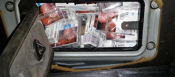 Сигареты, спрятанные в кондиционере машины - Sputnik Литва