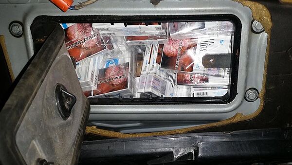 Сигареты, спрятанные в кондиционере машины - Sputnik Литва