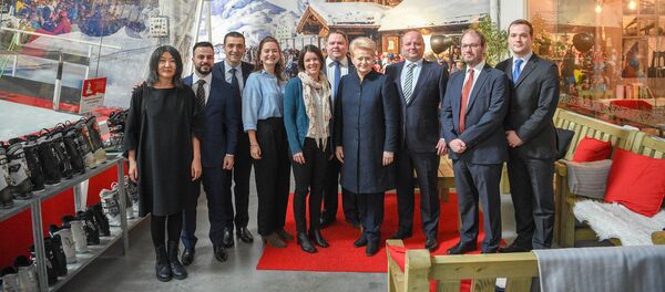 Grybauskaitė susitiko su grupe užsieniečių, apsisprendusių Lietuvoje gyventi, investuoti ir kurti savo verslą Grybauskaitė susitiko su grupe užsieniečių, apsisprendusių Lietuvoje gyventi, investuoti ir kurti savo verslą - Sputnik Lietuva
