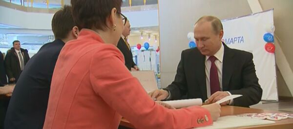 Владимир Путин проголосовал на выборах президента РФ - Sputnik Литва