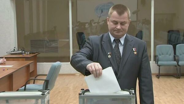 Российские космонавты проголосовали на участке для голосования на Байконуре - Sputnik Литва