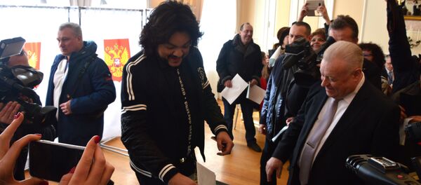 Филипп Киркоров и посол РФ в Литве Александр Удальцов на выборах президента России на избирательном участке в Вильнюсе, 18 марта 2018 года - Sputnik Литва