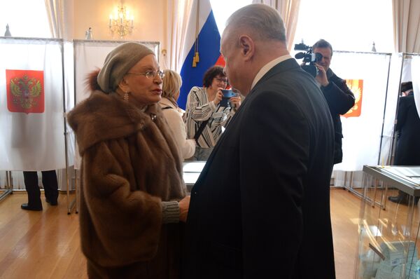 Людмила Максакова и посол РФ в Литве Александр Удальцов на выборах президента России на избирательном участке в Вильнюсе, 18 марта 2018 года - Sputnik Литва