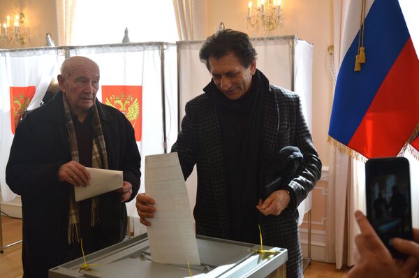 Евгений Князев на выборах президента России на избирательном участке в Вильнюсе, 18 марта 2018 года - Sputnik Литва