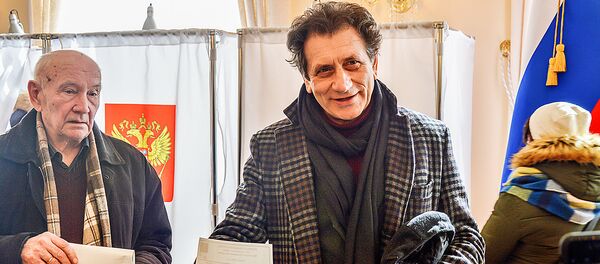 Евгений Князев на выборах президента России на избирательном участке в Вильнюсе, 18 марта 2018 года - Sputnik Литва