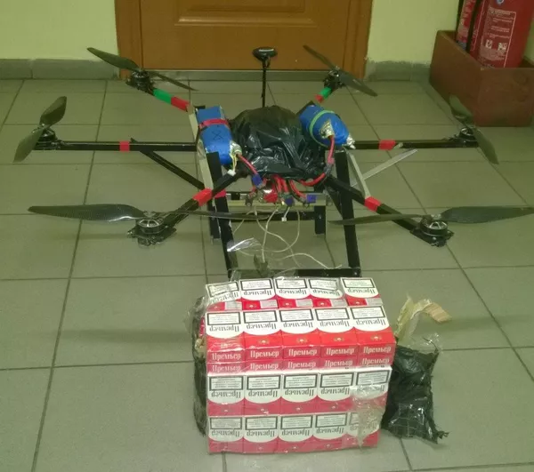 Lietuvos pasieniečių perimtas cigaretes skraidinęs kontrabandininkų dronas Lietuvos pasieniečių perimtas cigaretes skraidinęs kontrabandininkų dronas