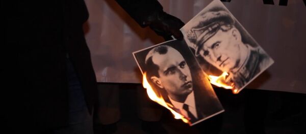Польские националисты сожгли портреты Бандеры и Шухевича перед посольством Украины в Варшаве Польские националисты сожгли портреты Бандеры и Шухевича перед посольством Украины в Варшаве - Sputnik Lietuva