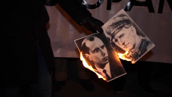 Польские националисты сожгли портреты Бандеры и Шухевича перед посольством Украины в Варшаве - Sputnik Lietuva