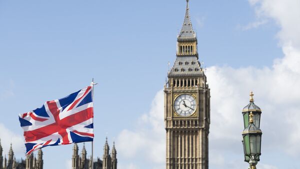 Флаг Великобритании на фоне Вестминстерского дворца в Лондоне - Sputnik Литва