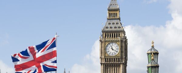 Флаг Великобритании на фоне Вестминстерского дворца в Лондоне - Sputnik Литва