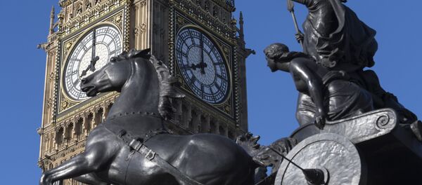 Статуя Боадицея и ее дочери возле Вестминстерского дворца в Лондоне Статуя Боадицея и ее дочери возле Вестминстерского дворца в Лондоне - Sputnik Литва