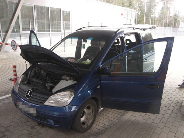 Белорус прятал восемь тысяч сигарет под двойным дном - Sputnik Литва