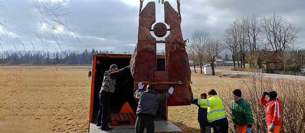 Demontuotas paminklas tarybiniams aktyvistams Demontuotas paminklas tarybiniams aktyvistams - Sputnik Lietuva