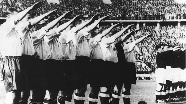 Футболисты сборной Англии перед матчем с немцами в Берлине, Германия, 14 мая 1938 года - Sputnik Литва
