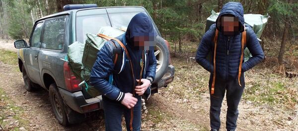 Kabelių pasieniečiai Varėnos rajone sulaikė du kontrabandininkus Kabelių pasieniečiai Varėnos rajone sulaikė du kontrabandininkus - Sputnik Lietuva
