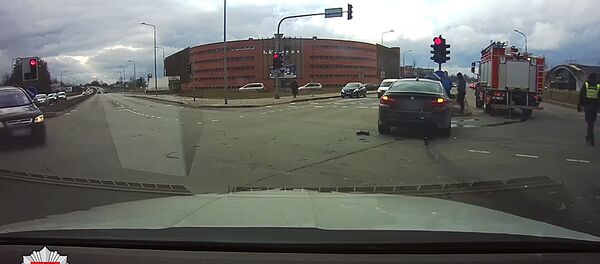 В Литве невнимательный водитель сбил инспектора полиции - Sputnik Литва