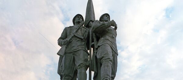 Памятник советским солдатам на Зеленом мосту в городе Вильнюсе - Sputnik Литва