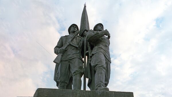 Памятник советским солдатам на Зеленом мосту в городе Вильнюсе - Sputnik Литва