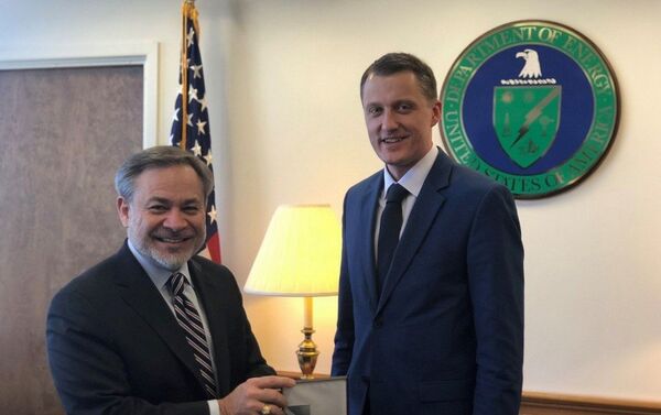 Energetikos ministras Žygimantas Vaičiūnas ir JAV energetikos sekretoriaus pavaduotojas Dan Brouillette  - Sputnik Литва