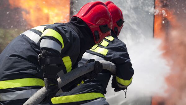 Пожарные работают на месте происшествия - Sputnik Литва