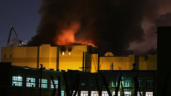 Пожар в торговом центре Зимняя вишня в Кемерово - Sputnik Литва
