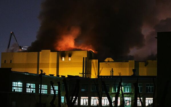 Пожар в торговом центре в Кемерово унес жизни более 50 человек, среди погибших много детей - Sputnik Литва