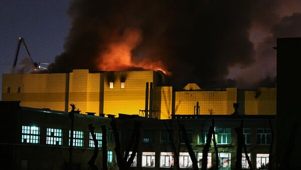 Сотрудники пожарной охраны МЧС борются с пожаром в торговом центре «Зимняя вишня» в Кемерово - Sputnik Литва
