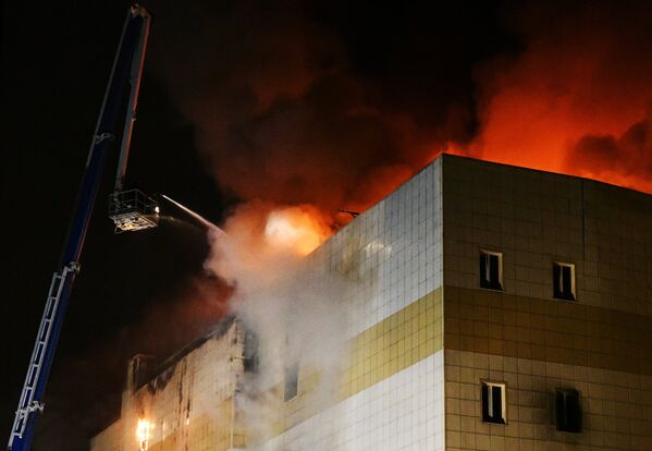 Сотрудники пожарной охраны МЧС борются с пожаром в торговом центре «Зимняя вишня» в Кемерово - Sputnik Lietuva
