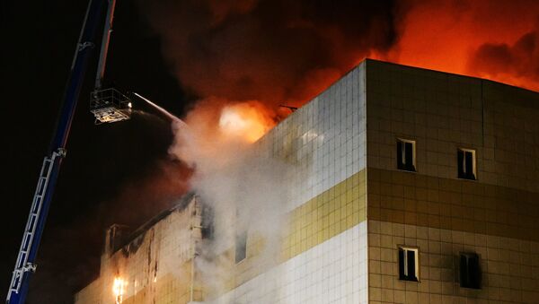 Сотрудники пожарной охраны МЧС борются с пожаром в торговом центре «Зимняя вишня» в Кемерово - Sputnik Lietuva