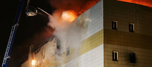 Сотрудники пожарной охраны МЧС борются с пожаром в торговом центре «Зимняя вишня» в Кемерово Сотрудники пожарной охраны МЧС борются с пожаром в торговом центре «Зимняя вишня» в Кемерово - Sputnik Lietuva