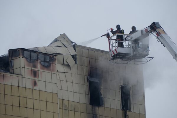Сотрудники пожарной охраны МЧС во время тушения пожара в торговом центре «Зимняя вишня» в Кемерово - Sputnik Lietuva