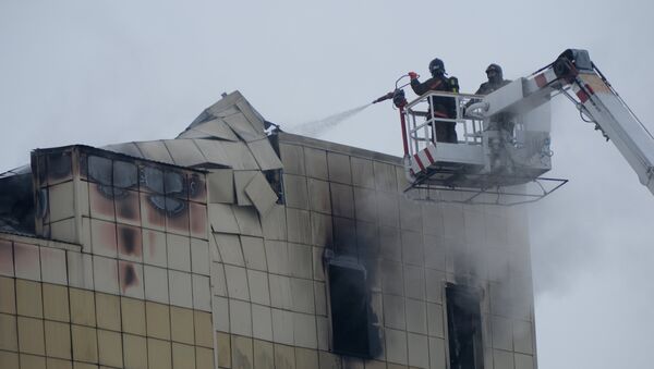 Сотрудники пожарной охраны МЧС во время тушения пожара в торговом центре Зимняя вишня в Кемерово - Sputnik Литва