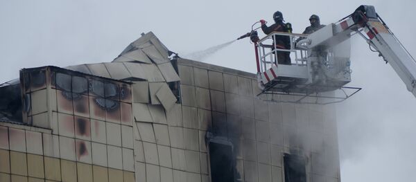 Сотрудники пожарной охраны МЧС во время тушения пожара в торговом центре Зимняя вишня в Кемерово Сотрудники пожарной охраны МЧС во время тушения пожара в торговом центре Зимняя вишня в Кемерово - Sputnik Литва
