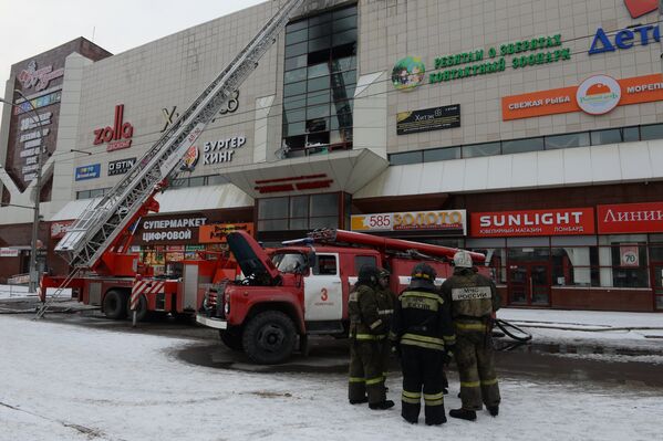 Сотрудник пожарной охраны МЧС во время тушения пожара в торговом центре «Зимняя вишня» в Кемерово - Sputnik Lietuva