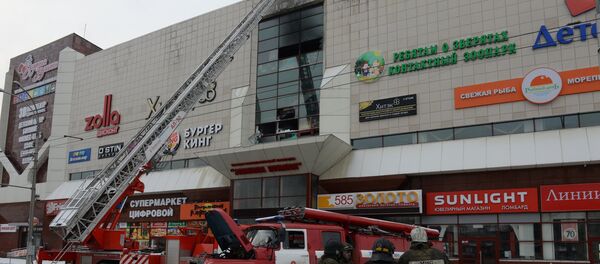 Сотрудник пожарной охраны МЧС во время тушения пожара в торговом центре «Зимняя вишня» в Кемерово Сотрудник пожарной охраны МЧС во время тушения пожара в торговом центре «Зимняя вишня» в Кемерово - Sputnik Lietuva