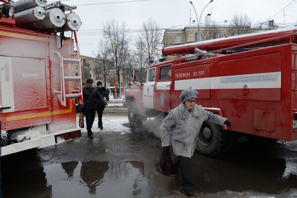 Автомобили пожарной охраны МЧС неподалеку от торгового центра «Зимняя вишня» в Кемерово, где произошел пожар - Sputnik Lietuva