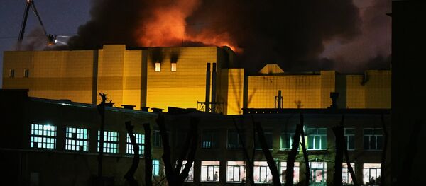 Сотрудники пожарной охраны МЧС борются с пожаром в торговом центре Зимняя вишня в Кемерово - Sputnik Литва