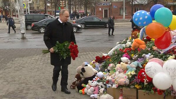 Путин возложил цветы на месте трагедии в Кемерово - Sputnik Литва