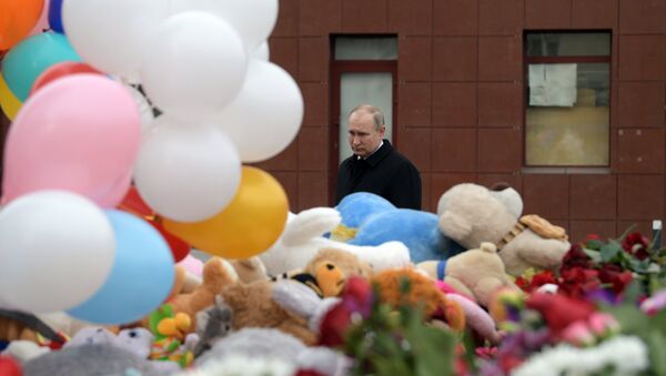 Президент РФ В. Путин почтил память погибших при пожаре в Кемерове - Sputnik Литва