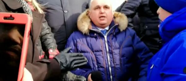 Вице-губернатор Кузбасса Сергей Цивилев на коленях просит прощения за трагедию в ТЦ Зимняя вишня - Sputnik Литва