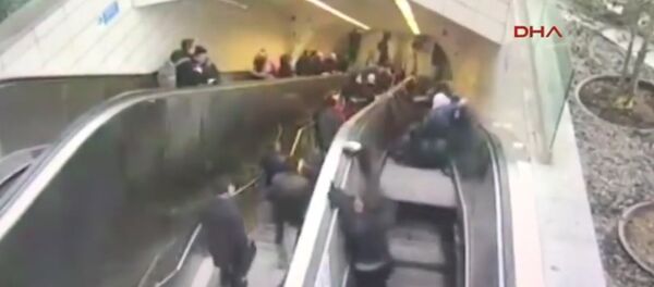 В Стамбуле сломанный эскалатор зажевал мужчину В Стамбуле сломанный эскалатор зажевал мужчину - Sputnik Литва