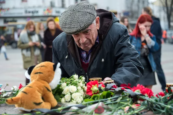 Акции в память о погибших при пожаре в ТЦ Зимняя вишня Акции в память о погибших при пожаре в ТЦ Зимняя вишня - Sputnik Lietuva
