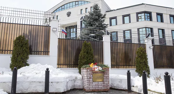 Цветы у Посольства РФ в Кишиневе Цветы у Посольства РФ в Кишиневе - Sputnik Lietuva