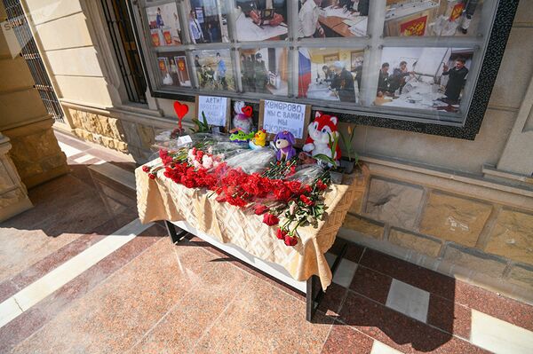 Цветы у стен посольства РФ в Азербайджане в память по погибшим в Кемерово - Sputnik Lietuva