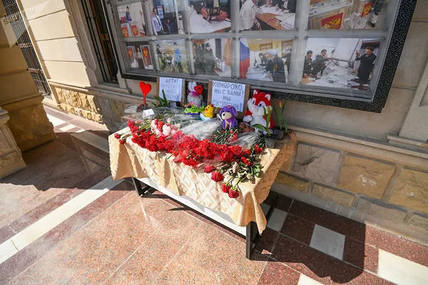 Цветы у стен посольства РФ в Азербайджане в память по погибшим в Кемерово Цветы у стен посольства РФ в Азербайджане в память по погибшим в Кемерово - Sputnik Lietuva